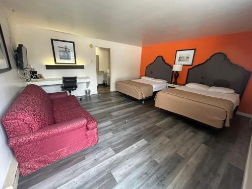 a living room with two beds and a couch at Capri Motel By Belvilla Walla Walla US 12 in Walla Walla