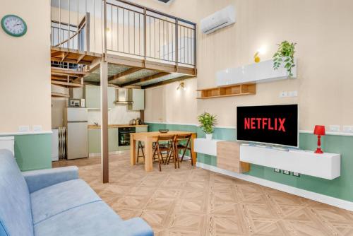 Μια τηλεόραση ή/και κέντρο ψυχαγωγίας στο Loft The Palm - Metro M2, Spazioso & Parcheggio