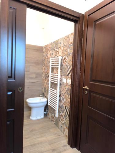 a bathroom with a toilet and a towel rack at Agriturismo Travaglianti Alloggio Etna in Ragalna