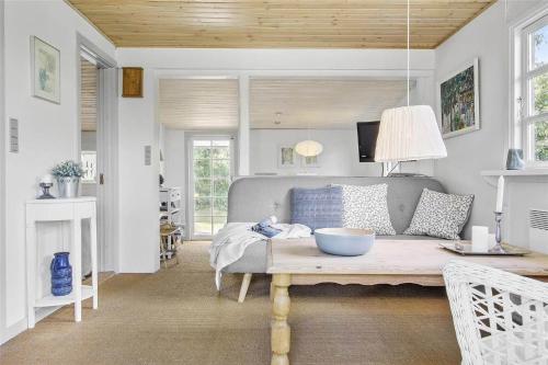 ein Wohnzimmer mit Sofa und Tisch in der Unterkunft 1007 Stege - Ulvshalevej 161 in Stege