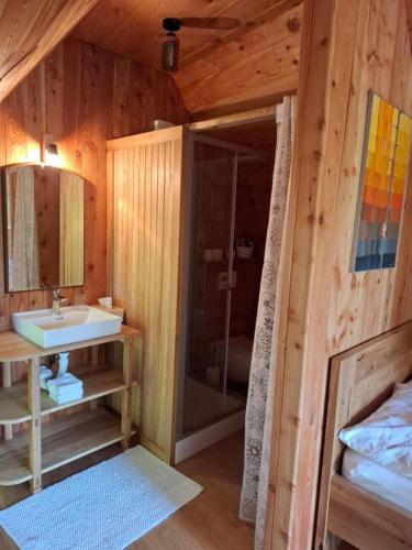 Glamping Savinjaにあるベッド