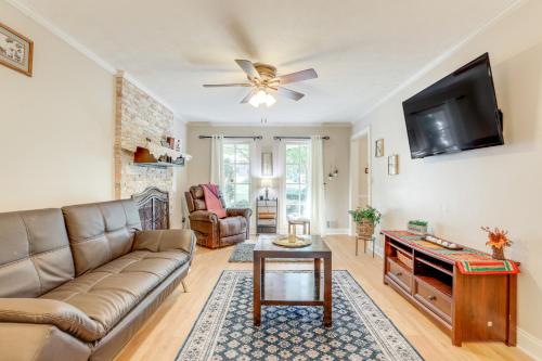 TV a/nebo společenská místnost v ubytování 6 Mi to Stone Mountain Park Home with Deck!