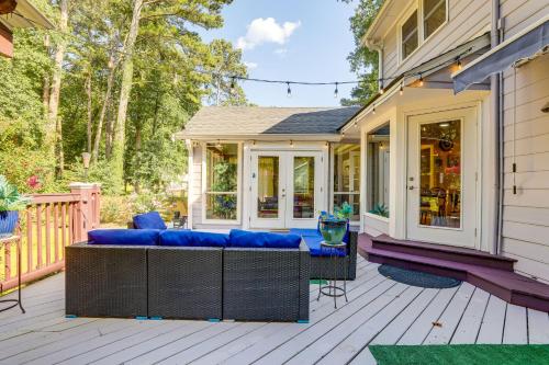 Balkón nebo terasa v ubytování 6 Mi to Stone Mountain Park Home with Deck!
