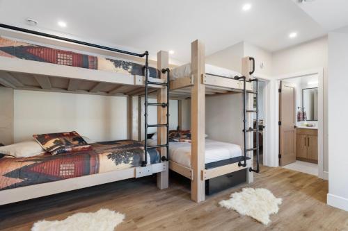 En eller flere senge i et værelse på Luxe Retreat by Canadian Rockies Vacation Rentals