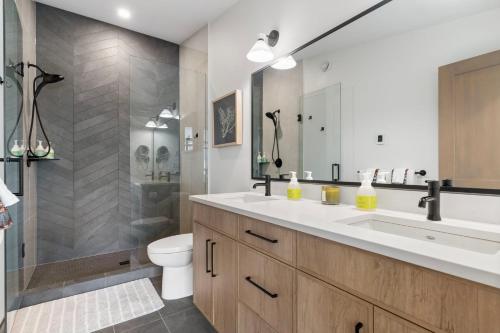 Et badeværelse på Luxe Retreat by Canadian Rockies Vacation Rentals