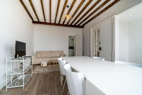 una sala de estar con una gran mesa blanca y sillas en Prestige & Vue Mer a Trouville, en Trouville-sur-Mer