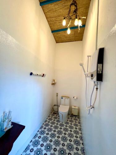 a bathroom with a toilet in a room at Homestay Văn Vĩnh Hy 4 in Vĩnh Hy