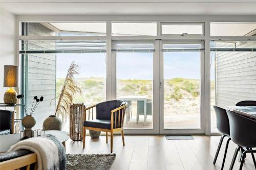 Una sala de estar con vista al mar. en 781-Thisted-Havstokken-28-A, en Thisted