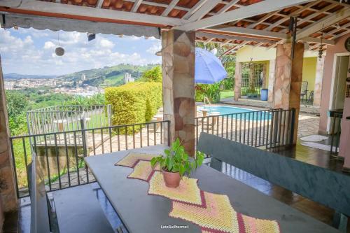 desde el balcón de una casa con mesa y sombrilla en Vista Linda, en Socorro