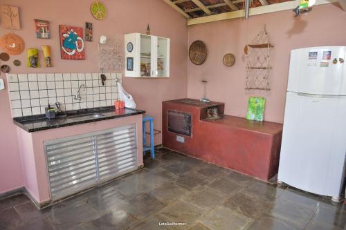 cocina con nevera, fregadero y fogones en Vista Linda, en Socorro