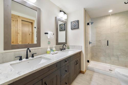 Ένα μπάνιο στο Spring Creek Corner Condo by Canadian Rockies Vacation Rentals