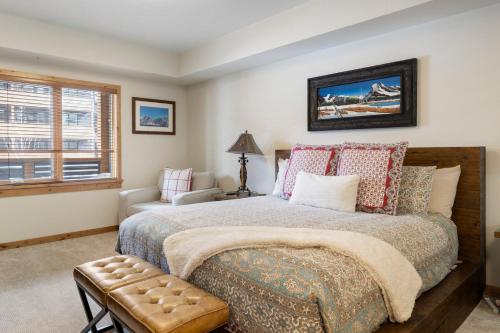 Ένα ή περισσότερα κρεβάτια σε δωμάτιο στο Spring Creek Corner Condo by Canadian Rockies Vacation Rentals