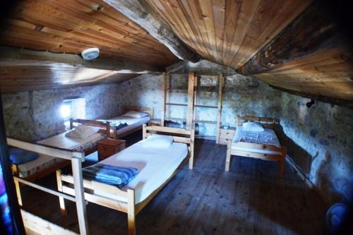 Habitación con 3 literas y techo de madera. en Gîte #12, 12 Pers, Domaine De Ribiere, en Grospierres