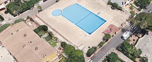 an overhead view of a swimming pool in a building at Bungalow Benicasim REF 034 in Benicàssim