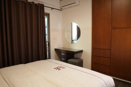 Giường trong phòng chung tại New Home Residence