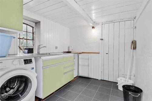 a laundry room with a washer and dryer in it at 3039-Stege-Stejlepladsen-1-3 in Stege