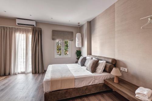 Una cama o camas en una habitación de Iroon Units