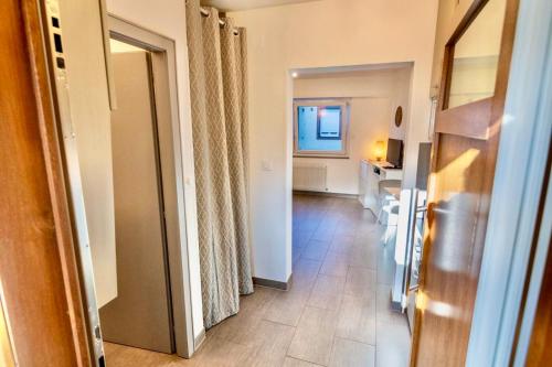 un couloir menant à une chambre dans l'établissement Studio Cosy Centre ville, à Wissembourg
