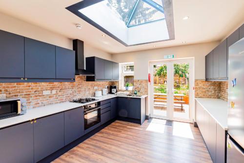 Dapur atau dapur kecil di London Heathrow Home-A Home in a Hotel style