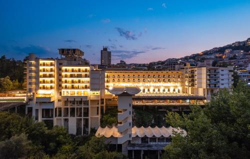Nespecifikovaný výhled na hory nebo výhled na hory při pohledu z hotelu