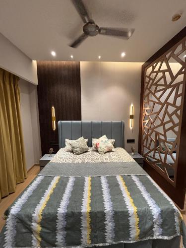 Ένα ή περισσότερα κρεβάτια σε δωμάτιο στο Vaelora Stay Luxury Studio-Galaxy Blue Sapphire Plaza