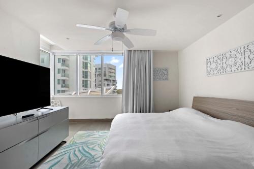 a bedroom with a bed and a flat screen tv at Espectacular Apartamento con vista al mar 5HB in Cancún
