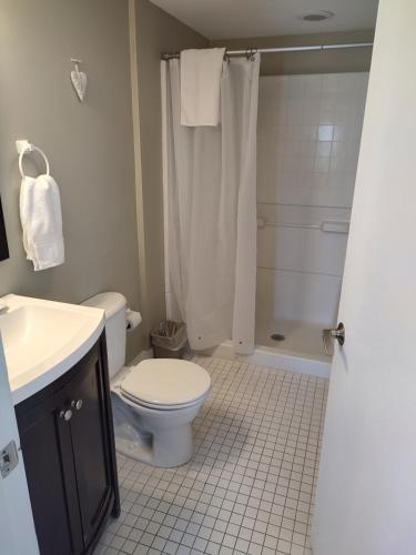 Un baño de Inn on Onset Bay