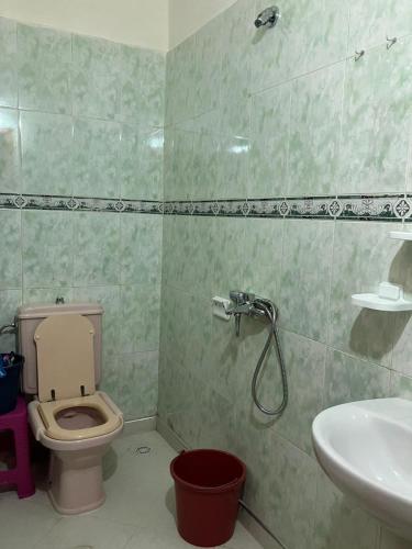a bathroom with a toilet and a sink at Piso para alquiler in Martil