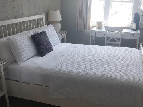Cama o camas de una habitación en Inn on Onset Bay