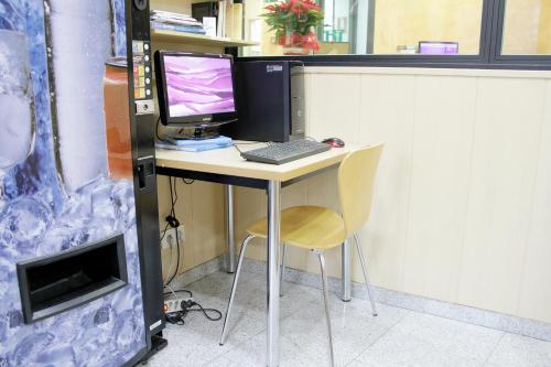 a desk with a computer monitor and a keyboard at El Jardi in Barcelona
