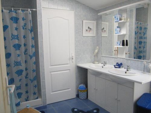 Ein Badezimmer in der Unterkunft Gîte Marais Atypique