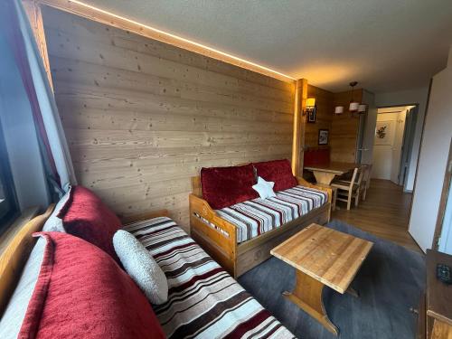 a living room with a couch and a table at DEUX PIÈCES CHALEUREUX VUE IMPRENABLE Résidence Datcha AU PIED DES PISTES in Avoriaz