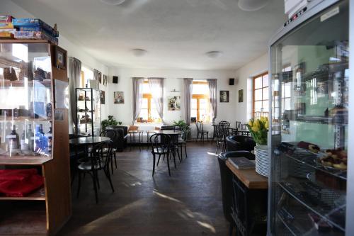 ห้องอาหารหรือที่รับประทานอาหารของ Apartmány Malý mnich