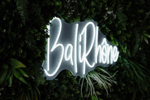 a sign that says hulkride is lit up at BaliRhône - Spa privé & balcon avec vue in Tournon-sur-Rhône