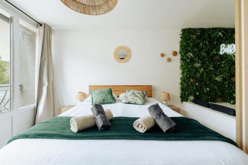 Postel nebo postele na pokoji v ubytování BaliRhône - Spa privé & balcon avec vue