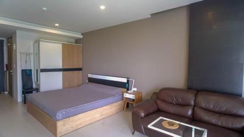 Ένα ή περισσότερα κρεβάτια σε δωμάτιο στο Escape Condominium Mea Pim Beach Rayong