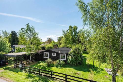 Strøby LadepladsにあるS722-Stroby-Ladeplads-Svalemosevej-36の庭前の柵付きの家