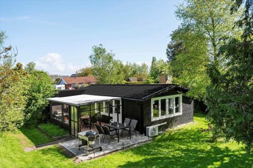 Strøby LadepladsにあるS722-Stroby-Ladeplads-Svalemosevej-36の小屋