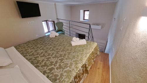 a bedroom with a bed with two towels on it at Il Flauto Magico in Belmonte Calabro