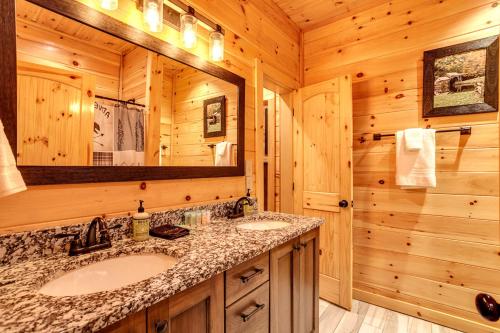 Phòng tắm tại Gatlinburg Cabin with Private Hot Tub by Staycating