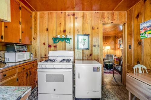 Una cocina o zona de cocina en Walden in the Woods