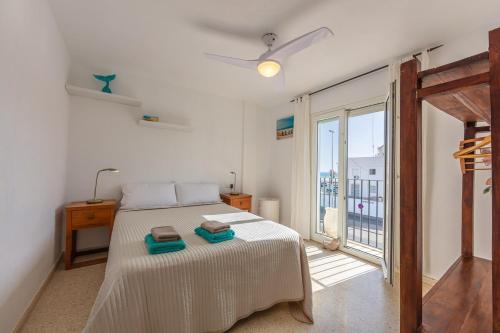 Un dormitorio con una cama y una ventana grande en Casa Pez 2 minutes from the beach, en Tarifa