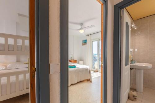 Habitación con 1 dormitorio, 1 cama y baño. en Casa Pez 2 minutes from the beach, en Tarifa