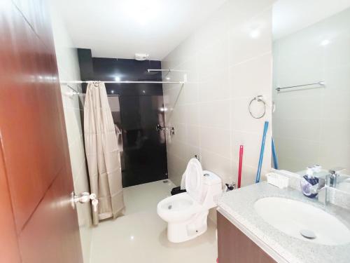 a bathroom with a toilet and a sink at Mi casa, su casa - Moderno y Chic in Santa Cruz de la Sierra