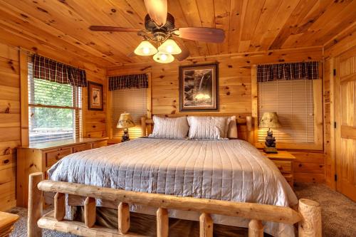 Ένα ή περισσότερα κρεβάτια σε δωμάτιο στο Absolutely Perfect Cabin by Staycating
