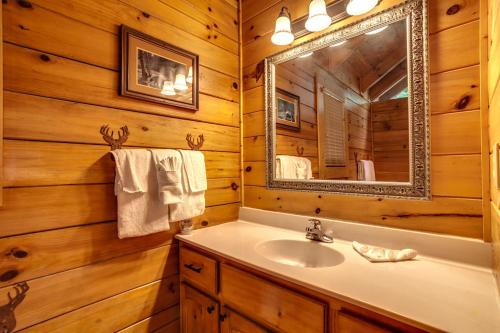 Ένα μπάνιο στο Absolutely Perfect Cabin by Staycating