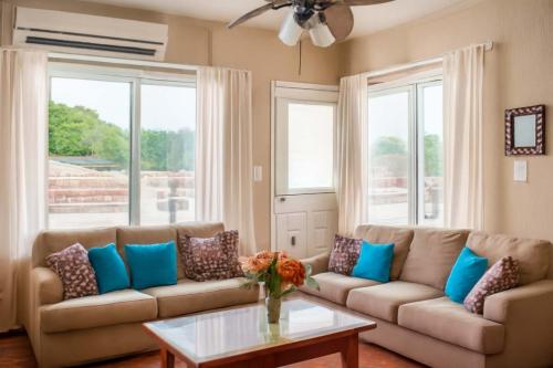 Posezení v ubytování Beachfront 2BR Condo in Playa I Steps to 5th Ave!