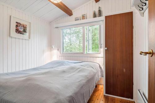 斯泰厄3028-Stege-Forgarden-18的一间带床的卧室，位于一间有窗户的房间里