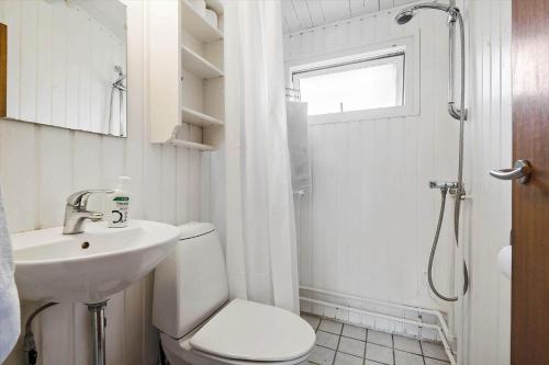 斯泰厄3028-Stege-Forgarden-18的带马桶和水槽的白色浴室