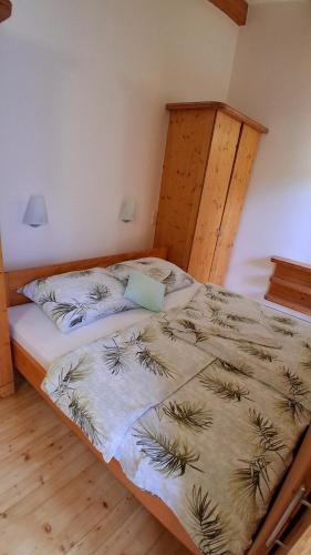 Una cama o camas en una habitación de Apartmány U Libuše